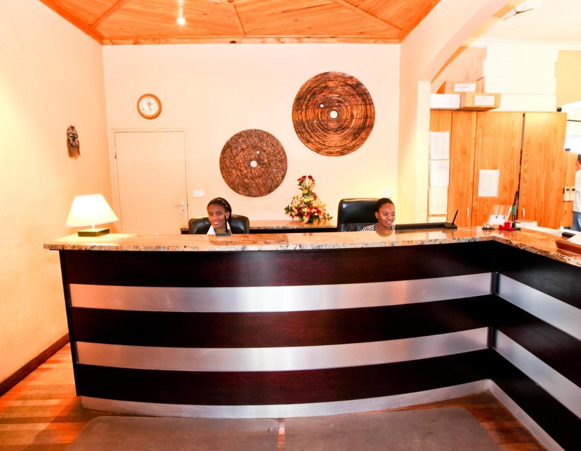 Back2Roots Backpackers Ostello Windhoek Esterno foto